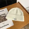 Novos Chapéus de Lã Versáteis Estilo Coreano para Homens e Mulheres, Letras Bordadas, Chapéus de Tricô para Cabeça Grande, Quentes e Espessos com Proteção para Orelhas