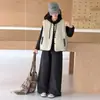Conjunto de Chaleco Acolchado Súper Lindo para Niñas Otoño/Invierno 2026 Nuevo Estilo Sudadera para Niñas Medianas y Grandes Pantalones de Pierna Ancha Conjunto de Tres Piezas