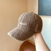 Gorro Bordado de Lana de Cordero Cálido para Otoño e Invierno para Mujer, Ala Plana de Moda Versátil Gorra de Béisbol para Protección contra el Frío para Parejas