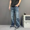 Jeans de peso pesado, lavado, com aspecto desgastado, perna reta ligeiramente larga, corte clean. Calça longa casual básica, versátil, solta.