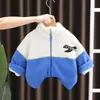Casaco forrado com fleece para meninos outono e inverno bebê estilo ocidental casaco espesso forrado com fleece costura infantil casaco com gola alta e letra