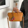 Bolsa de Mão Simples Estilo Coreano Feminina 2026 Nova Pequena Design de Nicho Versátil para o Dia a Dia Bolsa Transversal Bolsa Tote Pequena para o Trabalho