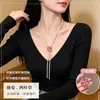 Un collar de trébol de cuatro hojas de diamante púrpura de dos vías, diseño desmontable, cadena larga versátil para suéter para mujer, accesorio popular de lujo ligero