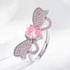 Anel de Pedra Rosa de Temperamento de Luxo Leve Transfronteiriço para Mulheres Banhado a Cobre Dourado Branco Zircônia Super Brilhante Anel de Laço
