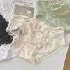 Ropa interior femenina translúcida de algodón puro con entrepierna sensual y sensual con encaje francés romántico y luz de luna blanca pura.