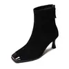 Botas curtas de salto alto com acabamento fosco para aumentar a altura para mulheres, novo estilo inverno 2026, sapatos de salto alto elegantes e estilosos, couro macio com forro de pelúcia, botas estilo Martin para mulheres