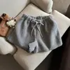 Calça Casual de Lã de Cordeiro com Cintura Solta Feminina Inverno Estilo Coreano Calça de Botas Plush Espessa Shorts de Perna Larga Cinza Hot Pants