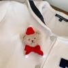 Broche de oso de peluche ~ Lindo sombrero de bufanda roja con cabeza de oso, broche de muñeca de dibujos animados, ramillete de Año Nuevo para mujer