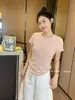 Camiseta Versátil Slim-Fit Gola Redonda Kiss Siste Estilo Coreano com Design Irregular de Botões e Mangas Curtas Elásticas