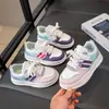 Zapatillas de colores block divertidas para niñas, cómodas y duraderas, color caramelo, zapatos casuales para niños de estilo coreano de nicho, zapatillas deportivas de dopamina