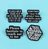 Broche Geométrico Criativo Fundo Preto Texto Branco Personalidade Esmalte Liga Combinado de Insígnia com Frase em Inglês Acessório de Fixação para Roupas
