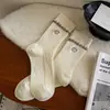 Calcetines nuevos para mujer de otoño e invierno hasta la pantorrilla, bordados con lindos osos de dibujos animados, estilo universitario coreano, calcetines sin costuras, al por mayor