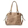 Bolso de mano retro con remaches nuevo 2026, gran capacidad, bolso tote de moda para mujer, bolso de hombro, adecuado para ir al trabajo, con un diseño tridimensional