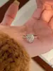 Anel de Empilhamento de Diamante Oversized Estilo Medieval de Luxo Acessível Vigilante para Mulheres, Versátil, High-End, Design Elegante e Exquisito
