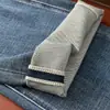 Jeans Rectos Ajustados de Cintura Alta con Bordado Love de la Serie Etiqueta Marrón para Mujer 2026 Otoño Pantalones Largos Adelgazantes con Estiramiento en Cuatro Direcciones para Mujer