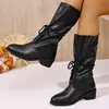 Botas de cano médio plissadas transfronteiriças para mulheres, estilo retrô com tiras, saltos grossos, bico redondo, botas de cavaleiro, cabedal em couro desgastado, botas longas plus size para mulheres
