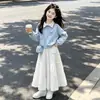 Conjunto de Moda para Meninas Primavera e Outono Novo Estilo Primavera e Outono Moletom Doce com Gola de Laço Conjunto de Duas Peças Saia Fofa