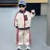 Traje Deportivo de Otoño para Niños 2026 Nuevo Estilo Bebé Infantil Bloque de Color Bordado Chaqueta con Cremallera Conjunto Casual de Dos Piezas Moderno