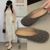 Mules fechadas estilo Birkenstock com entalhe vazado para mulheres, calçado de verão para uso externo, novo modelo 2026, sandálias perfuradas slip-on com sola macia
