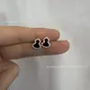 Brincos de alta qualidade, totalmente cravejados de diamantes, de tamanho pequeno para mulheres, apresentando um design de luxo leve, estilo chinês com detalhes em madrepérola, primorosamente trabalhados, delicados e versáteis