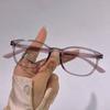Las lentes planas ovaladas TR ultraligeras de alta calidad se pueden equipar con marcos de gafas con marco de miopía lejana en color rojo sin artefactos de maquillaje.