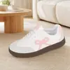 Tenis blancos para mujer con detalle de moño, personalizables con patrones y texto, estilo de entrenamiento alemán, tenis casuales retro color-block, disponibles a granel OEM/ODM