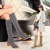 Uma geração de botas femininas de couro fosco para outono e inverno com fivela de cinto, botas altas de cavaleiro, botas casuais, botas de salto grosso S89