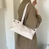 Bolso de hombro versátil de moda estilo europeo y americano transfronterizo para mujer, principios de otoño 2026, bolso de hombro personalizado retro de gran capacidad con tachuelas