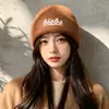 Nuevo gorro de punto estilo coreano 2026 con bordado simple de letras, un gorro de otoño versátil y cálido para mujer, diseñado para hacer que la cara parezca más pequeña