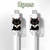 Protector de cable de carga con diseño de gato negro 2D, diseñado para prevenir roturas y mordeduras, compatible con conectores Tipo-C/Lightning