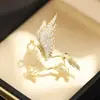 Liderando el Camino, Lujo Accesible de Gama Alta Broche Pegaso de Alas Incrustadas con Piedras, Pin de Caballo del Zodiaco Bicolor Chapado en Oro, Mismo Estilo para Hombres y Mujeres