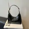 Bolso pequeño de piel aceitosa con textura de alta calidad para mujer, nuevo estilo 2025, bolso cruzado versátil y moderno, bolso tote pequeño súper popular para un solo hombro o debajo del brazo