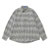 Camisa de manga larga con textura de cuadros finos blancos y azules en franjas horizontales, bolsillo en el pecho izquierdo, corte holgado, hombros caídos, cuello de solapa moderno, camisa para hombre de estilo étnico