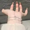 Pulseira geométrica floral oca em formato de diamante de zircônia, um acessório luxuoso e de alta qualidade, uma joia única e estilosa que complementa qualquer look, projetada para mulheres.