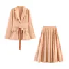 Traje de dos piezas para mujer con falda plisada, estilo para ir al trabajo, cintura ajustada, chaqueta de manga larga con detalle de corbata y falda larga. Venta al por mayor transfronteriza, disponible en 12 colores