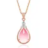 Collar elegante de estilo japonés y coreano para mujer, colgante de cristal rosa en forma de gota, cadena de clavícula con nicho simple, colgante de piedra de hibisco