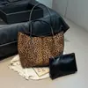 Bolso tote grande de leopardo estilo coreano para mujer, nueva colección otoño/invierno 2026, retro y moderno, bolso de hombro versátil para ir al trabajo y uso diario