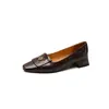 Zapatos de tacón grueso de camelia retro de una sola capa para mujer 2024 primavera nuevos de piel de oveja de tacón bajo de boca baja estilo Mary Jane francés de una sola capa