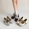 Zapatos de tacón grueso blancos poco profundos de estilo francés retro a la moda para mujer, nuevos zapatos Mary Jane de tacón alto JK de verano 2026