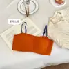 Lingerie feminina sem costura estilo francês com estampa de leopardo, apresentando alças finas, decote de um ombro, sutiã embutido e design sem costas.