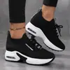 Zapatillas Deportivas de Punto Volador Transfronterizas 2025 Nuevo Estilo Verano Aumentadoras de Altura para Mujer Zapatos de Malla Blancos Casuales Zapatos de Papá Modernos