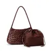 Bolsa Tecida de Couro Bovino de Primeira Camada com Dragão, Bolsa de Ombro de Couro Genuíno Estilo Francês, Bolsa de Axila Vintage Tendência Mais Vendida, Bolsa de Couro Tingido Vegetal
