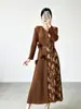 Vestido de alta calidad con un toque de lujo ligero y sofisticación, con cuello en V, mangas largas, detalles florales tridimensionales, un diseño que ciñe la cintura con un cinturón y un efecto adelgazante, de longitud media estilo Issey Miyake