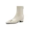 Botines cómodos y elegantes para el día a día con un ligero tacón de cuña y detalle de hebilla, ajuste estilizado, colección de invierno 2026, puntera cuadrada elegante, tacón medio, botines cortos elásticos para mujer