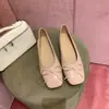 Sapatos Mary Jane com Salto Grosso Borboleta Estilo Uva Feminino 2026 Novos Sapatilhas Francesas de Salto Baixo Sapatos de Bico Raso Versáteis