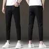 Jeans negros puros de alta gama Hong Kong 2026, elásticos, corte slim para hombre, pantalones casuales versátiles estilo coreano