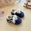 Tênis de Moda Estilo Preppy para Meninas 2025 Primavera e Outono Novos Leves Respiráveis Sapatos de Treinamento Alemães Tênis com Cadarço e Laço