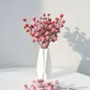 Árbol de Navidad de bayas rojas rociado con nieve de venta caliente transfronteriza, acebo, bayas de acebo, accesorios decorativos, copo de nieve de espuma, bayas rojas, 12 horquillas, fruta de la fortuna