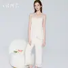 Precioso y sexy conjunto de lencería para casa con top de tirantes de encaje con escote en V profundo y almohadillas en el pecho, pantalones largos y bata de malla 3981