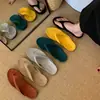 Chinelos fofos de sola reta, novo estilo verão 2026, sandálias elegantes estilo francês de fada para combinar com saias, para férias e praia, sandálias coloridas